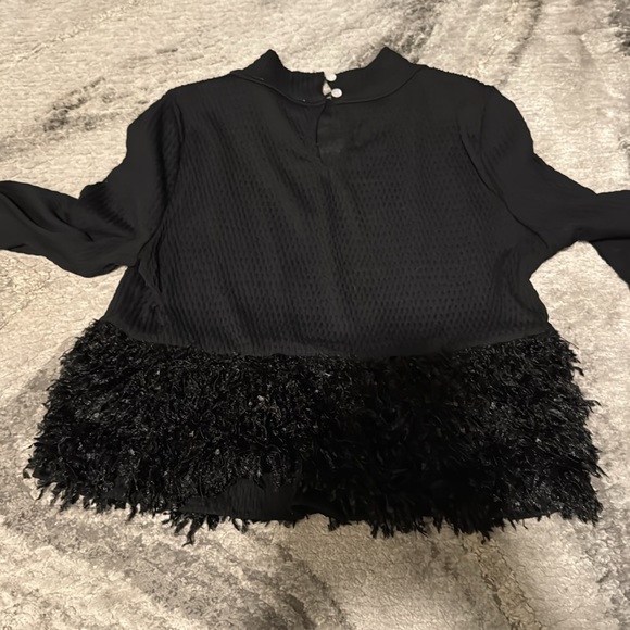 Chic Black Women's Crop Top with Textured Hem - Picture 3 of 3